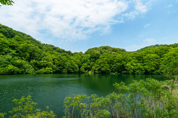 【青森県深浦町-十二湖】十二湖落口の池。秋は紅葉スポットとしても人気