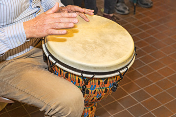 Fototapeta na wymiar The percussionist uses the bongo to rhythm the song