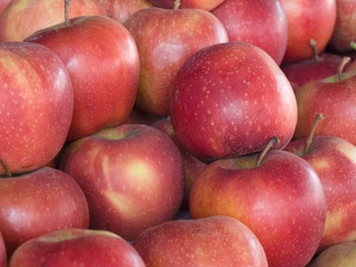 Fototapeta na wymiar Red apples in the market in Kochi, Kerala, India