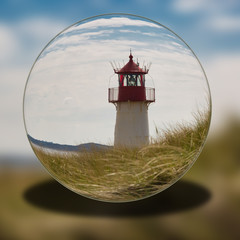Leuchtturm in List auf der Nordseeinsel Sylt in einer Glaskugel