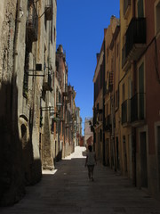 ruelle d'une ville d'Espagne en été au soleil avec jeune femme