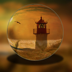 Glaskugel Leuchtturm im Sonnenuntergang über dem Meer mit Möwe