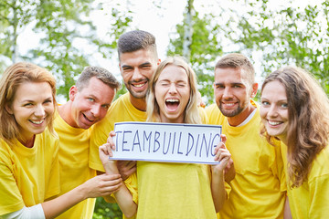 Studenten freuen sich beim Teambuilding Event