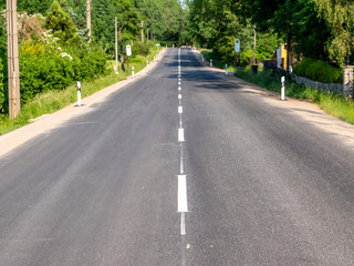 schwarze Asphalt Straße mit weißen Mittelstreifen