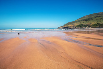 Obraz premium Sandy beach. Ocean on a sunny day