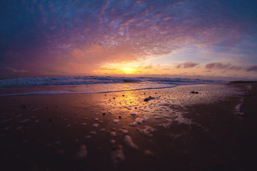Obraz premium Spiegelung des Sonnenuntergangs an der Nordseeküste