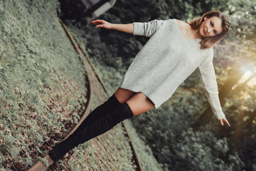 schöne Frau auf Bahngleisen 