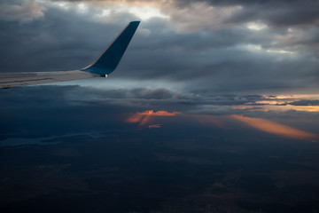 Fototapeta premium wingwing of an airplane flying above clouds of an airplane flying above clouds