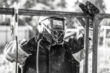Photographed his father for the welding of the fence