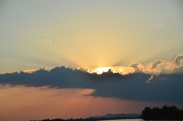 ラオスのデット島　雄大なメコン川と美しい夕日　川を行き交う小船