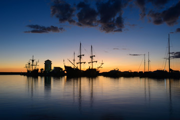 Fototapeta na wymiar sunset in port
