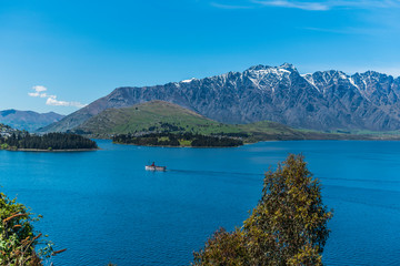 Fototapeta premium Widok na krajobraz jeziora Wakatipu, Queenstown, Nowa Zelandia. Skopiuj miejsce na tekst.