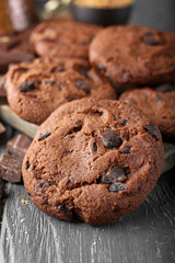 Obraz na płótnie Canvas Tasty chocolate cookies on wooden background, closeup