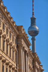 Wiederaufgebautes Stadtschloss und Fernsehturm in Berlin © Stephan Laude