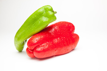 Pimiento verde y pimiento rojo sobre fondo blanco