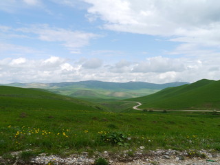 Предгорья кавказских гор дорога к Эльбрусу альпийский луг