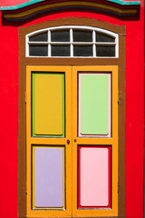 Obraz premium Colorful facade architecture building, Vibrant color of wooden windows in Little India district, landmark and popular for tourist attractions in Singapore . Southeast Asia Travel concept