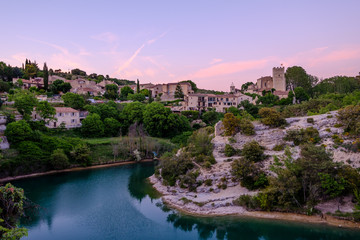 Vue panoramique sur le village d'Esparron de Verdon. Coucher de soleil. Provence, France. 