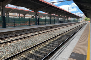 Fototapeta na wymiar rails from the platform of the train station