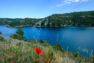 Vue panoramique sur le lac d'Esparron. Provence, France, Gorges du Verdon. 