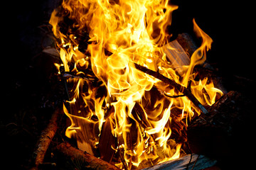 Flamme eines Lagerfeuers bei Nacht