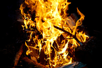Flamme eines Lagerfeuers bei Nacht