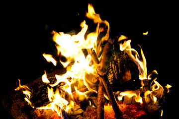 Lagerfeuer mit Holz bei Nacht