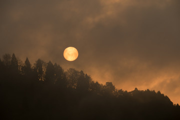 Obraz premium うす雲の空と朝日の風景