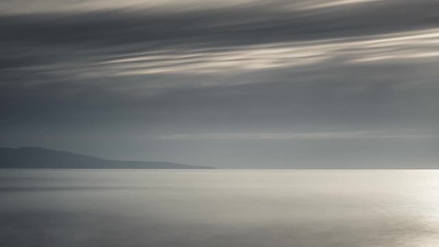 アートタイムラプス　どんよりと流れる雲と海