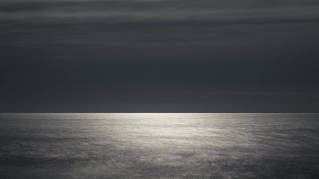 アートタイムラプス　黒い雲と銀色に輝く海