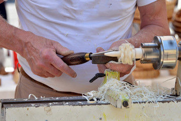 un artigiano del legno mentre lavora