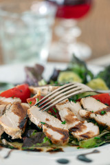 Steakscheiben auf einem Salat mit Wein