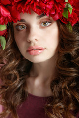 Naklejka premium Woman with a wreath of flowers. 