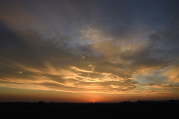 Dramatik  am Himmel bei Sonnenaufgang. 