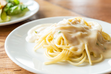 spaghetti with white cream sauce