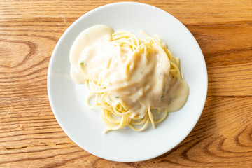 spaghetti with white cream sauce