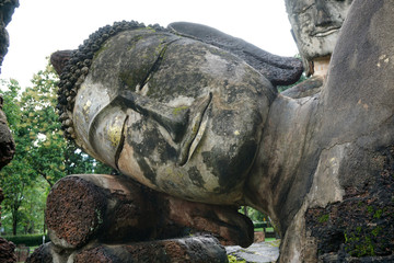 Obraz premium sleeping monk at kampangpetch, thailand