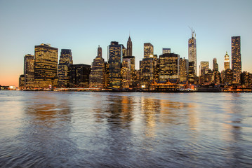 Naklejka premium Skyline Manhattanu o zachodzie słońca, zamknięty na noc. Ładny widok od Brooklynu