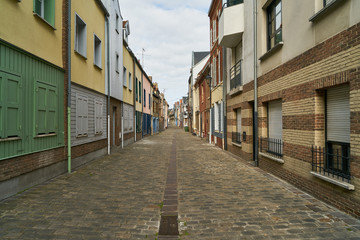 Fototapeta na wymiar Schmale gerade Straße in Altstadt von Amiens