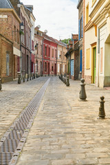Schmale Gasse in bunter Altstadt in Amiens