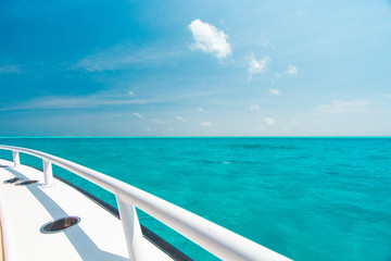 Obraz na płótnie Canvas Férias no Caribe passeando de barco no azul ciano