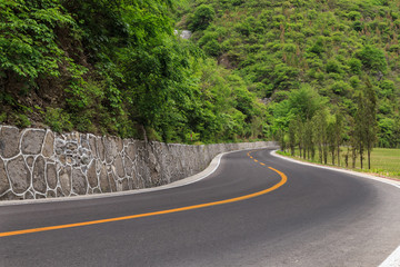 The road in the middle of the valley
