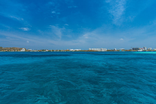 Passeio de barco pelo azul turqueza do mar do Caribe
