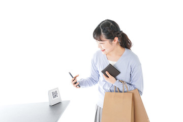 QRコード決済をする若い女性