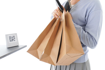 QRコード決済をする若い女性