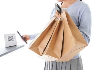 QRコード決済をする若い女性
