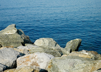 Scogliera in riva al mare 