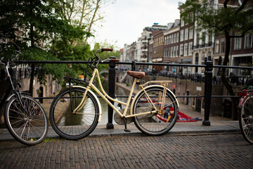 Fototapeta na wymiar Fahrrad, Kanal & Brücke in Utrecht NL