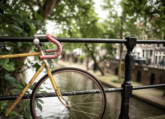 Fototapeta premium Fahrrad, Kanal & Brücke in Utrecht NL