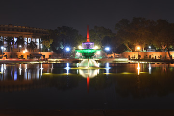Fototapeta na wymiar Fountain near the Parliament of India during night